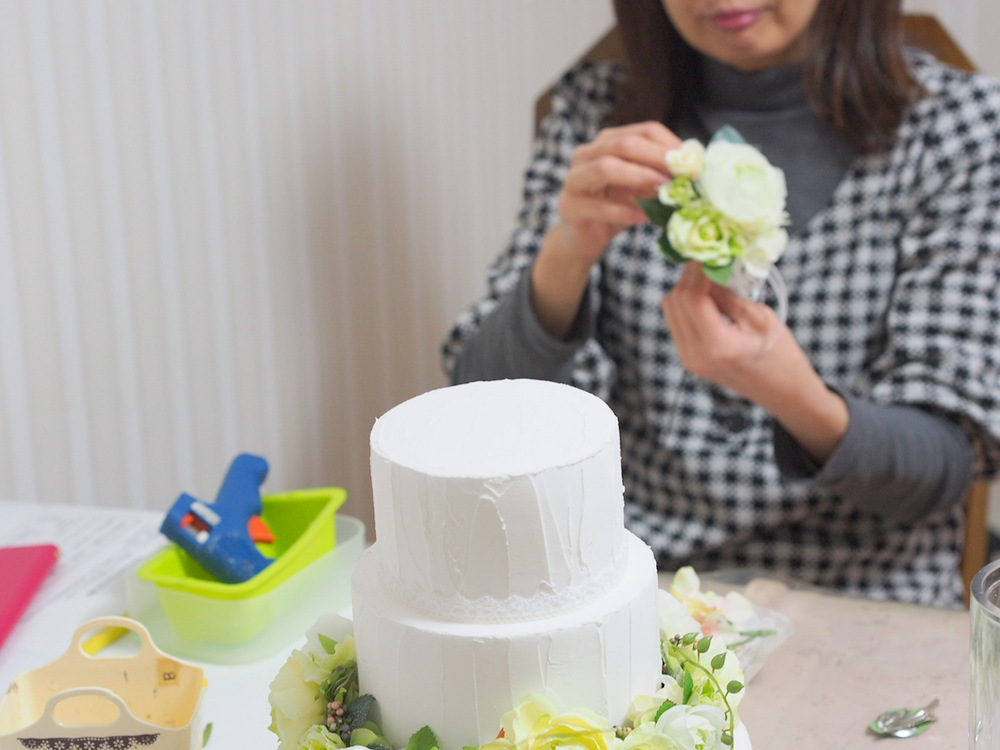 アーティフィシャルフラワ の花冠をクレイケーキで飾るフラワークラウンケーキ